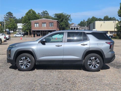 Used 2025 Chevrolet Equinox LT FWD image 2
