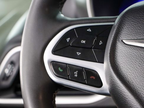 Used 2023 Chrysler Pacifica Touring-L FWD image 13