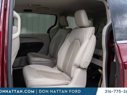 Used 2021 Chrysler Pacifica Touring-L FWD image 16