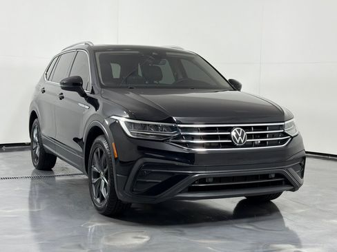 Used 2023 Volkswagen Tiguan SE w/ Panoramic Sunroof Package FWD image 3