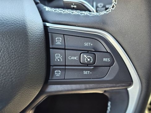 New 2025 Jeep Grand Cherokee Limited w/ Luxury Tech Group II image 16