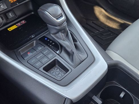 Used 2022 Toyota RAV4 XLE Premium image 23