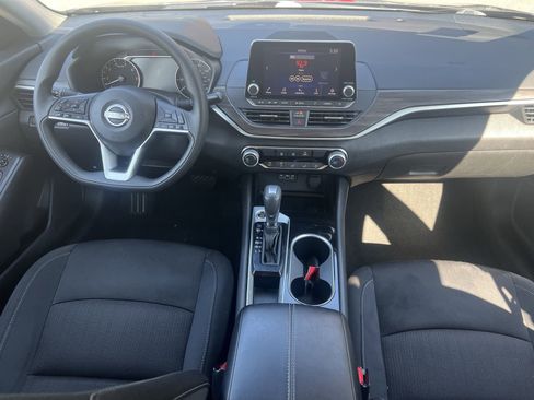 Used 2024 Nissan Altima 2.5 SV FWD image 2