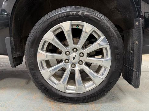 Used 2020 Chevrolet Silverado 1500 High Country w/ Technology Package AWD/4WD image 9