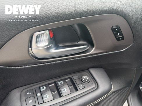 Used 2025 Chrysler Pacifica Select FWD image 11