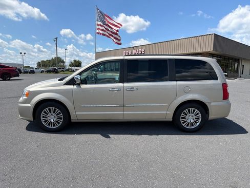 Used 2013 Chrysler Town & Country Touring-L w/ Driver Convenience Group FWD image 2