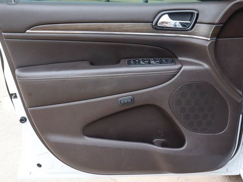 Used 2019 Jeep Grand Cherokee Overland AWD/4WD image 15