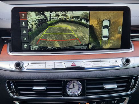 Used 2019 Kia K900 Luxury image 16