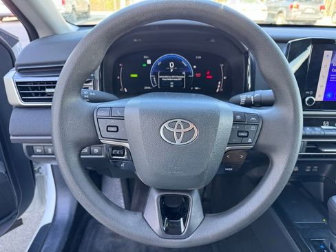Used 2025 Toyota Camry LE w/ Convenience Package image 13