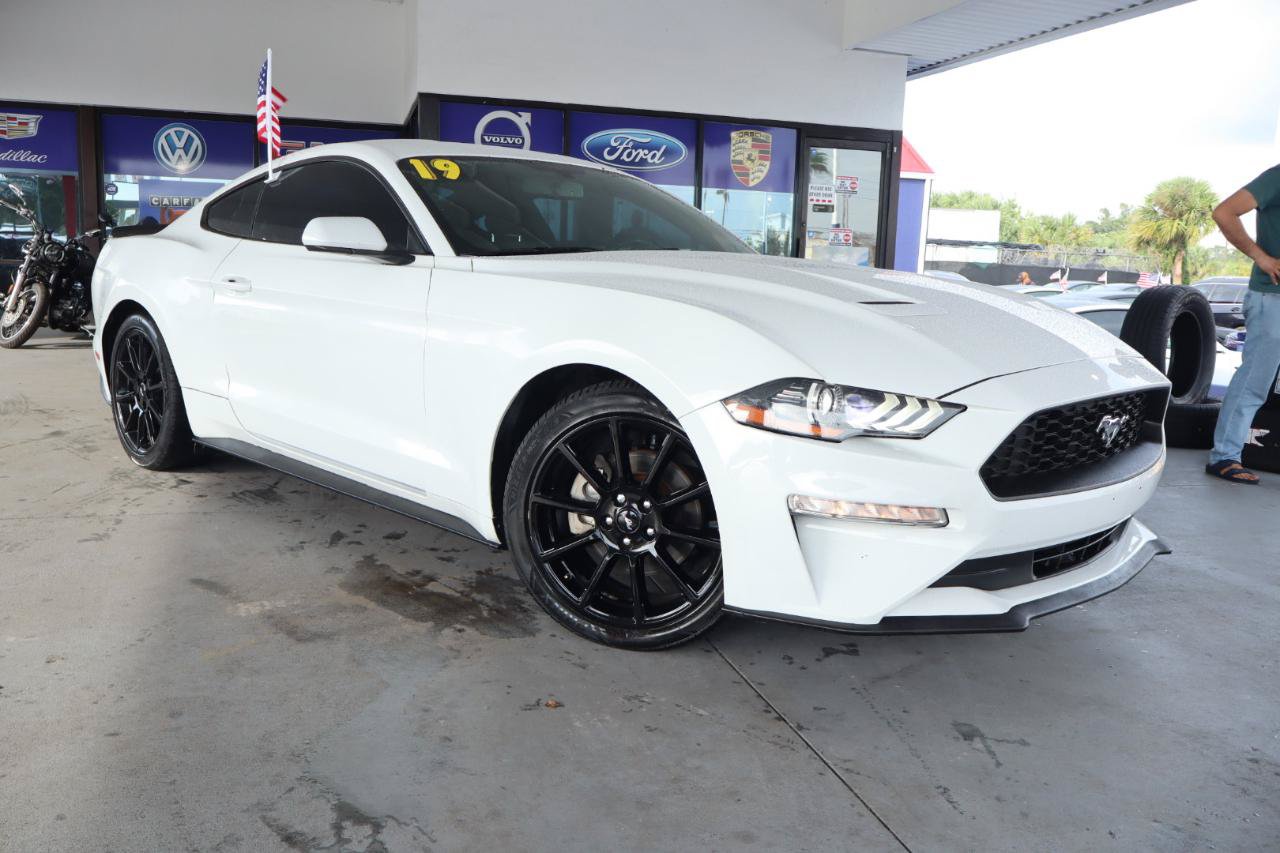 Used 2019 Ford Mustang Coupe RWD image 3