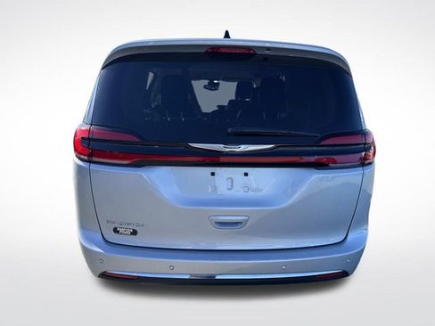 Used 2024 Chrysler Pacifica Touring-L FWD image 4