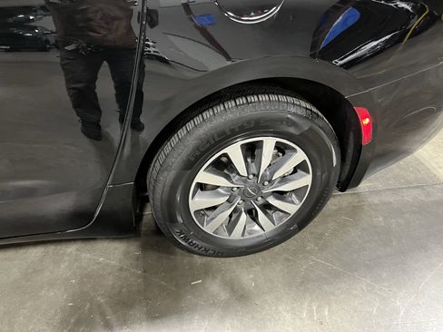 Used 2024 Chrysler Pacifica Select image 25