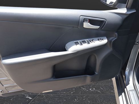 Used 2012 Toyota Camry SE FWD image 10