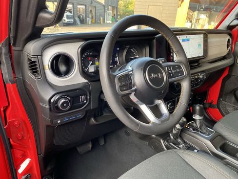 Used 2024 Jeep Wrangler Unlimited Sahara AWD/4WD image 2