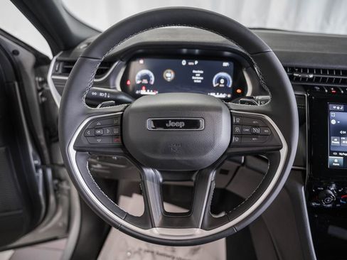 New 2025 Jeep Grand Cherokee Altitude image 27