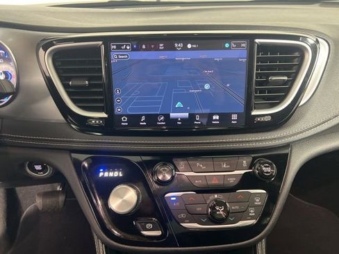 Certified 2025 Chrysler Pacifica Limited image 22