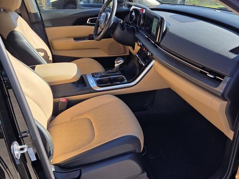 Used 2024 Kia Carnival EX image 16