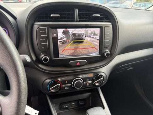 Used 2025 Kia Soul LX w/ LX Technology Package FWD image 17