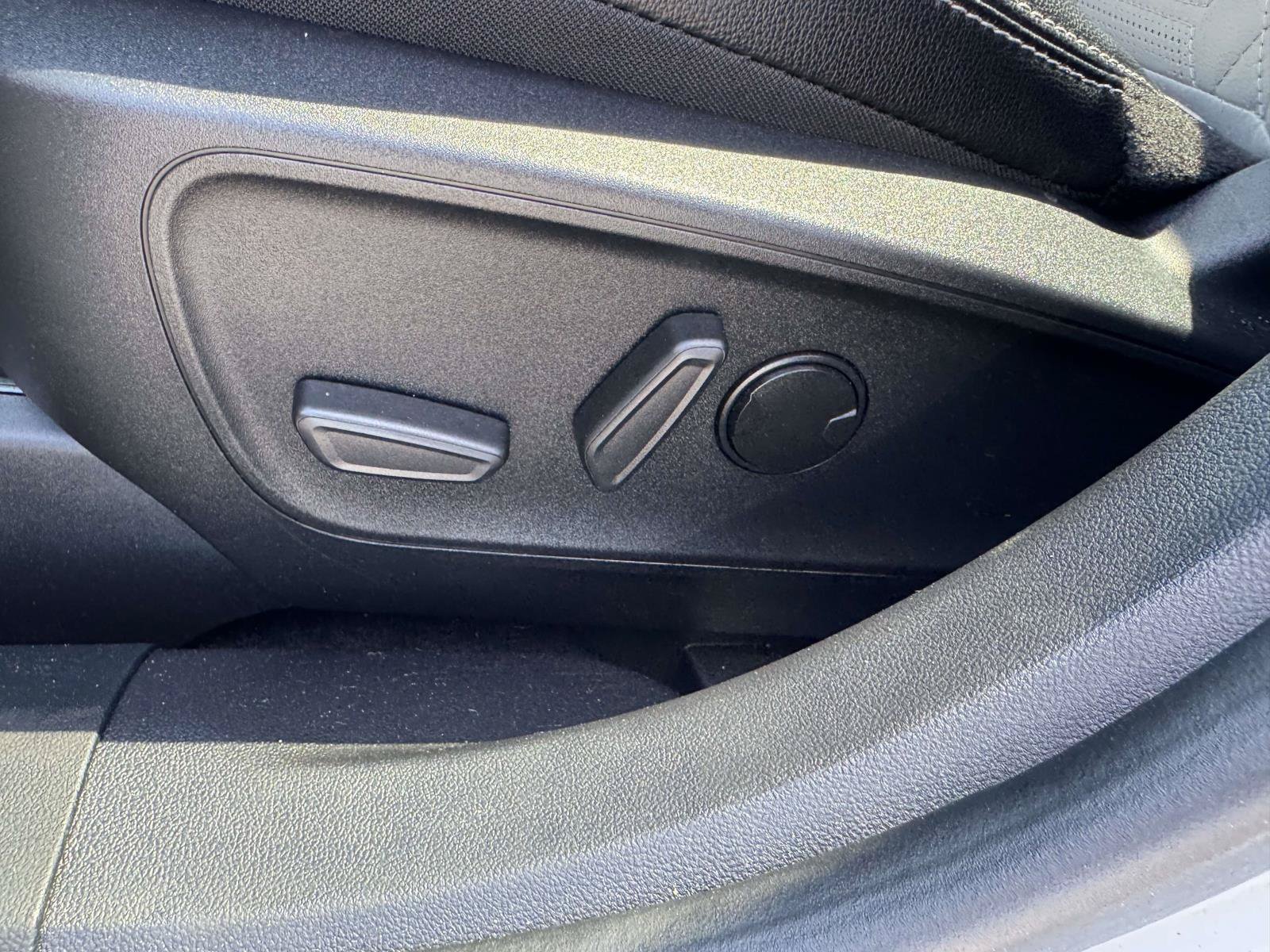New 2023 Ford Escape SE w/ PHEV Premium Package FWD image 15