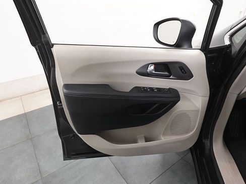 Used 2023 Chrysler Pacifica Touring-L image 8