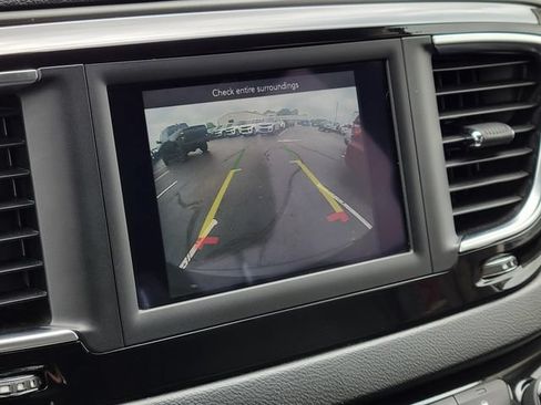 Used 2020 Chrysler Pacifica Touring-L FWD image 8