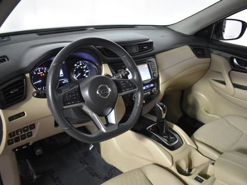 Used 2017 Nissan Rogue SV w/ SV Premium Package FWD image 13