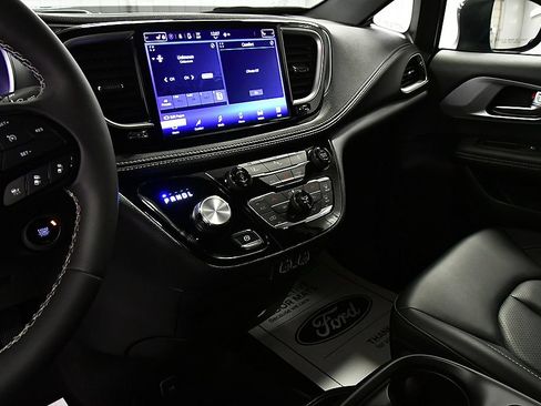 Used 2023 Chrysler Pacifica Touring-L w/ S Appearance Package FWD image 20