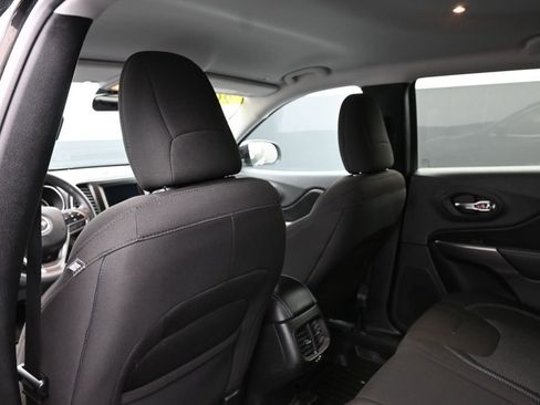 Used 2019 Jeep Cherokee Latitude w/ Popular Appearance Group FWD image 21