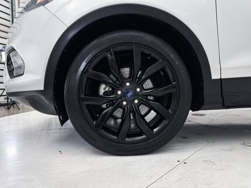 Used 2018 Ford Escape SE w/ SE Sport Appearance Package FWD image 1