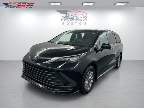 Used 2025 Toyota Sienna XLE FWD image 1