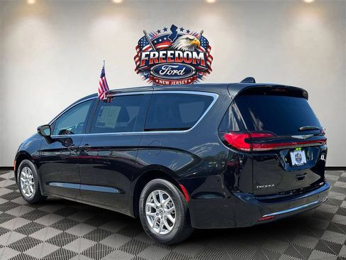 Used 2023 Chrysler Pacifica Touring-L FWD image 5
