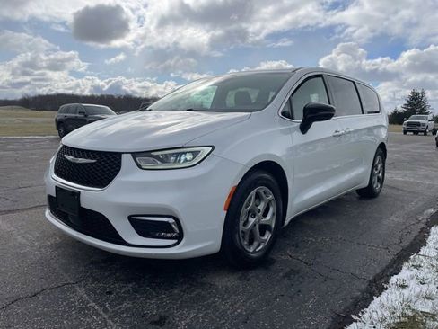 Used 2024 Chrysler Pacifica Limited FWD image 3