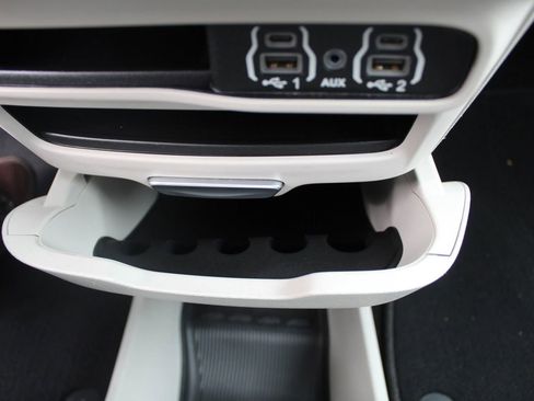 Used 2023 Chrysler Pacifica Touring-L image 28