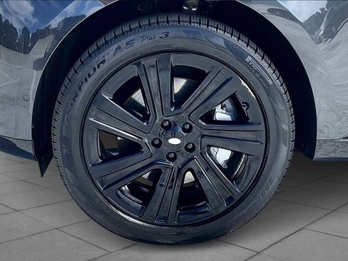 Used 2023 Land Rover Range Rover Long Wheelbase SE image 17