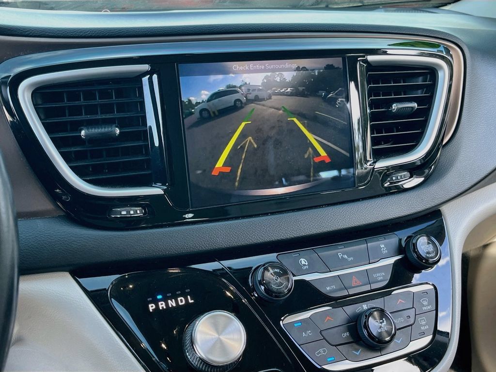 Used 2018 Chrysler Pacifica Touring-L w/ Premium Audio Group FWD image 13