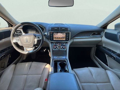 Used 2018 Lincoln Continental Select image 9