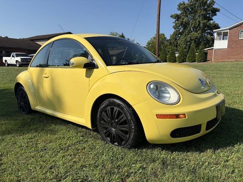 Used 2010 Volkswagen Beetle Coupe FWD image 5