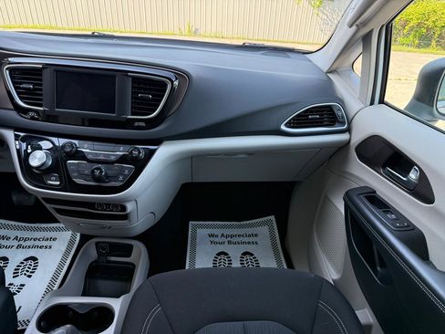 Used 2022 Chrysler Voyager LX FWD image 14