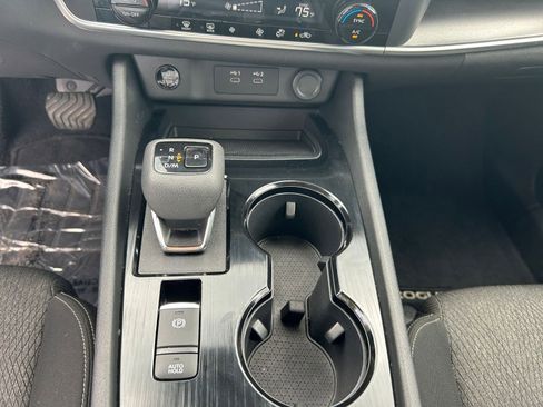 Used 2025 Nissan Rogue SV FWD image 37