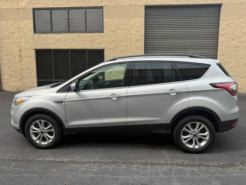Used 2017 Ford Escape SE w/ Equipment Group 201A AWD/4WD image 3