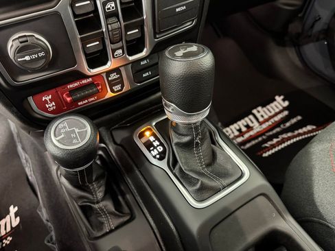 Used 2025 Jeep Wrangler Unlimited Rubicon image 20