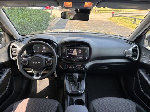 Used 2025 Kia Soul LX w/ LX Technology Package FWD image 31