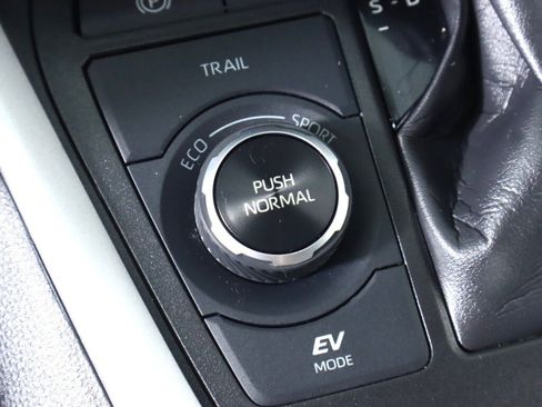 Used 2021 Toyota RAV4 LE AWD/4WD image 24