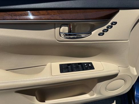 Used 2015 Lexus ES 350 w/ Luxury Package FWD image 13