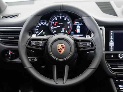 Certified 2025 Porsche Macan image 12