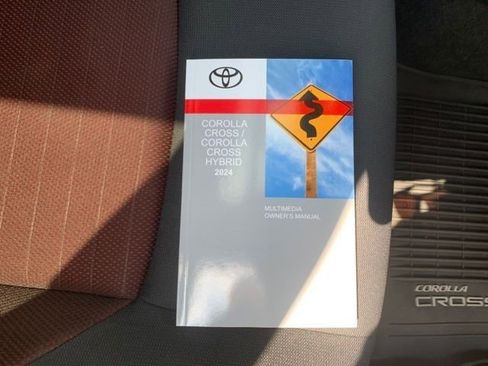 Used 2024 Toyota Corolla Cross AWD Hybrid w/ Moonroof Package image 32