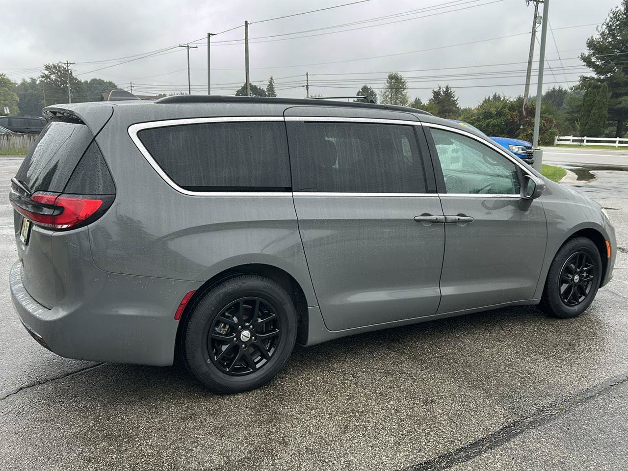 Used 2022 Chrysler Pacifica Touring-L FWD image 4