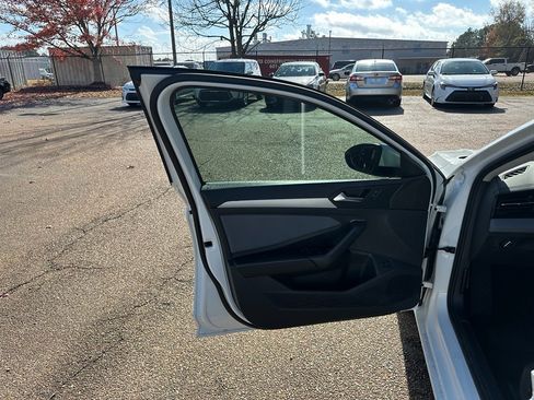 Used 2025 Volkswagen Jetta SE w/ Black Wheel Package image 4