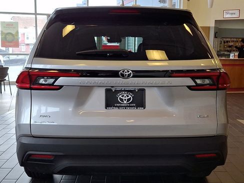 Used 2025 Toyota Grand Highlander AWD image 5