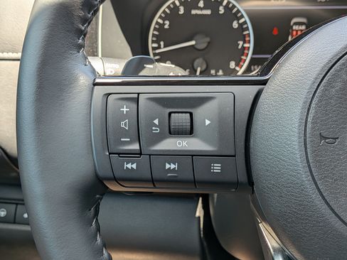 Used 2024 Nissan Pathfinder SL FWD image 22